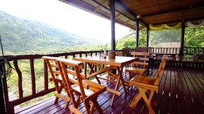 Breakfast, lunch, dinner served; Thai cuisine