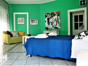 3 bedrooms, desk, iron/ironing board, free WiFi