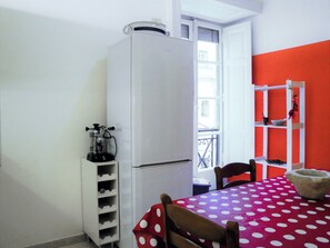 Fridge, microwave, oven, stovetop - Garibaldi Holiday House (26)
