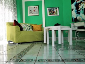 Smart TV, books - Garibaldi Holiday House (26)