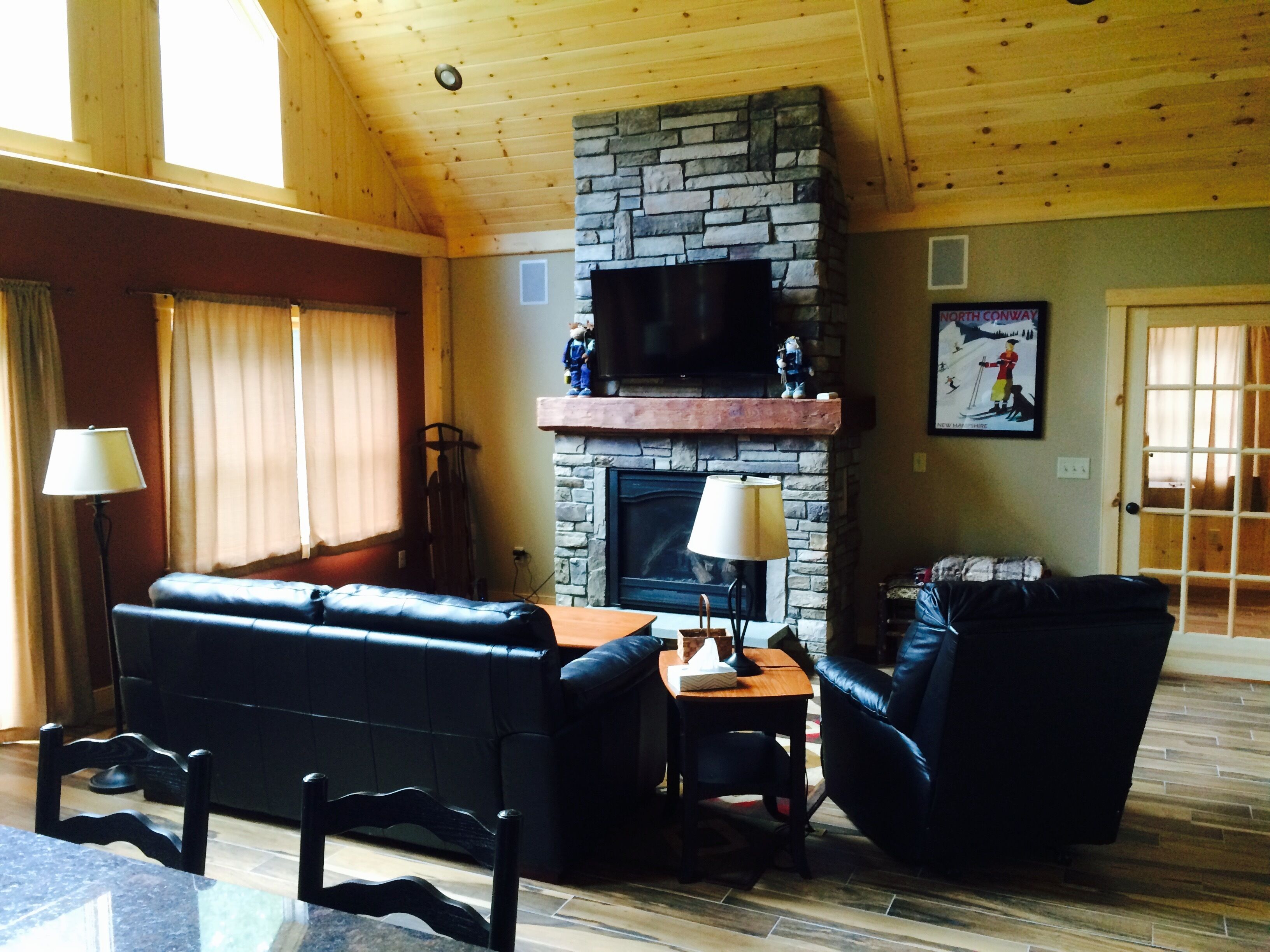 Smart TV, fireplace, DVD player, stereo