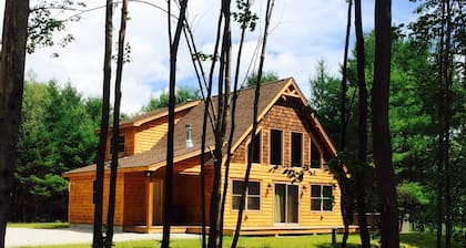 Riverfront Ski Chalet Cabin a solo minutos de Sunday River Resort & Trails Galore!