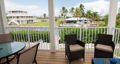 Stunning & Welcoming Pool Home on Canal