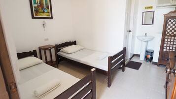 Economy-dobbeltværelse - 2 enkeltsenge | Skrivebord, lydisolering, gratis Wi-Fi, sengetøj