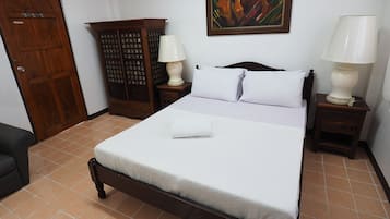 Desk, soundproofing, free WiFi, bed sheets