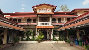 A two-story building with a sign reading "Balaya Herencia Travel Lodge." - Balay Travel Lodge (Paoay)