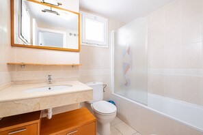 Badewanne, Haartrockner, Handtücher