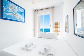 2 chambres, coffres-forts dans les chambres, fer et planche à repasser