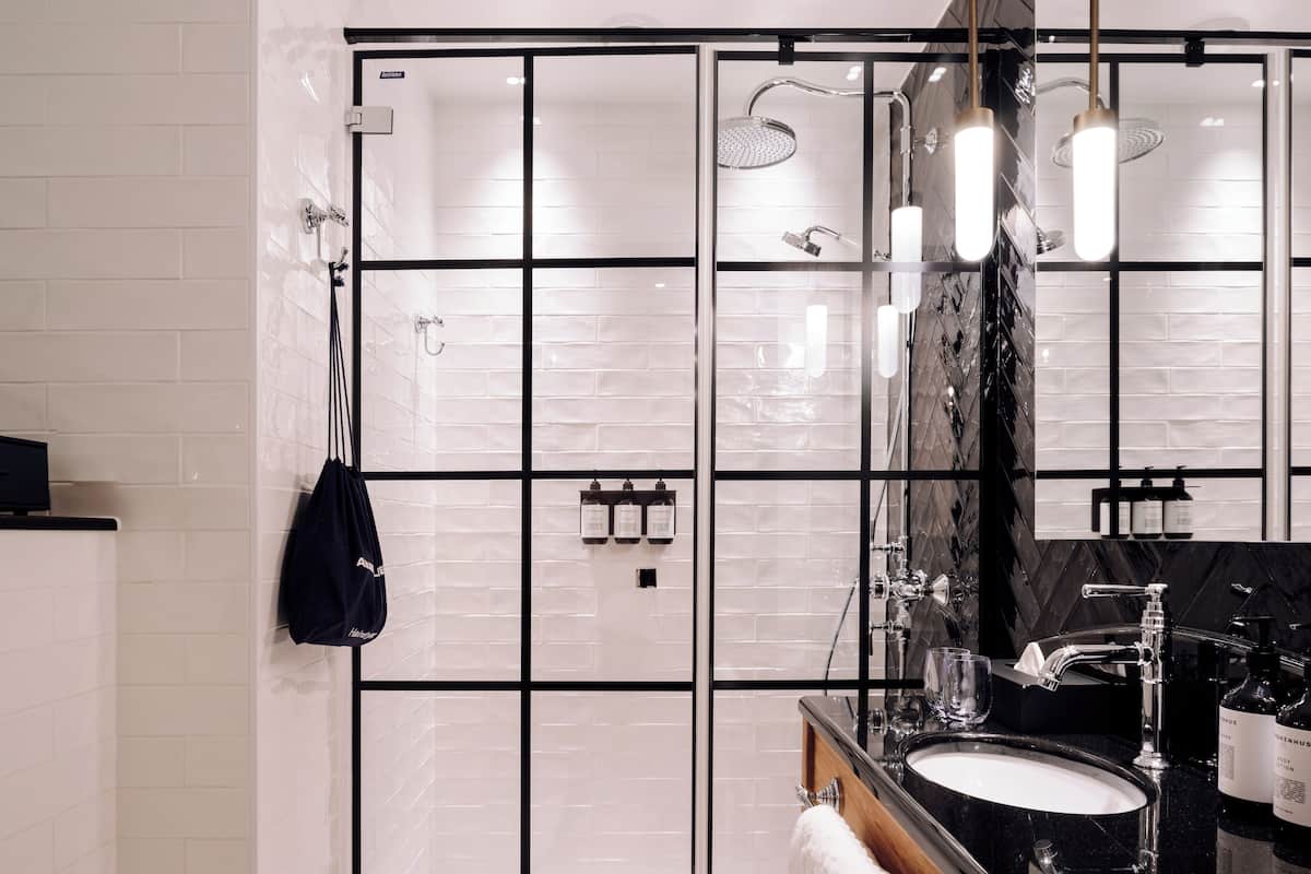 Svit (Fortuna) | Badrum | Dusch, regndusch, lyxtoalettartiklar och hårtork