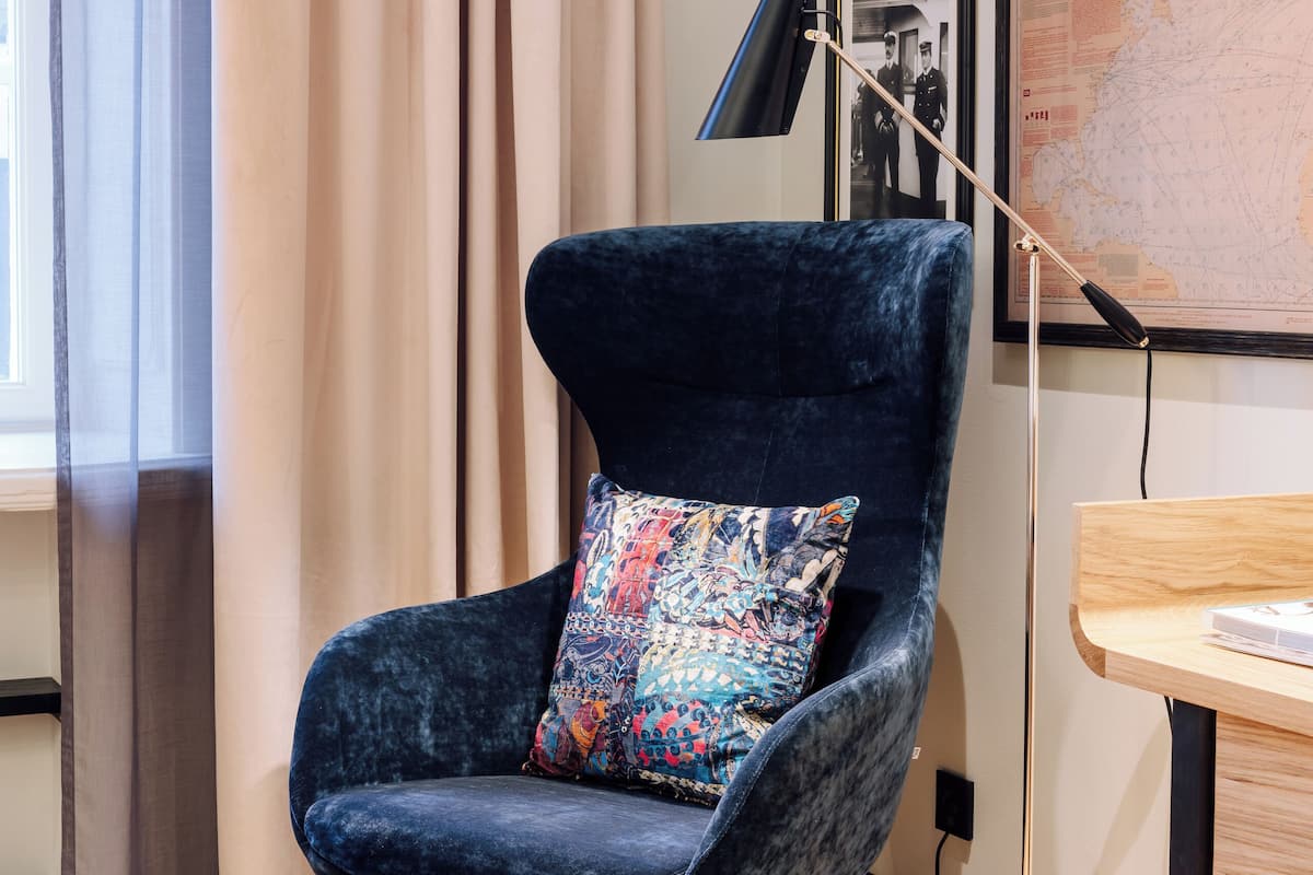 Allergitestade sängkläder, minibar och värdeförvaringsskåp på rummet