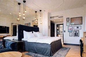Deluxe Room | Hypo-allergenic bedding, minibar, in-room safe, individually decorated