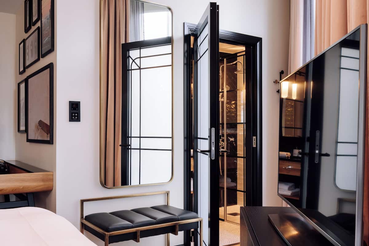 Superior-rum (Explorer) | Allergitestade sängkläder, minibar och värdeförvaringsskåp på rummet