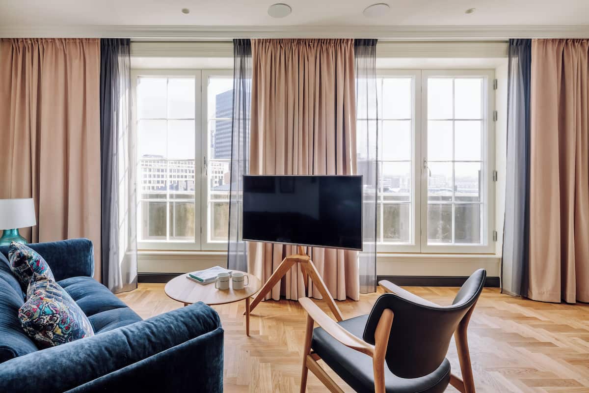 Suite (Triton) | Allergikerbettwaren, Minibar, Zimmersafe, individuell dekoriert