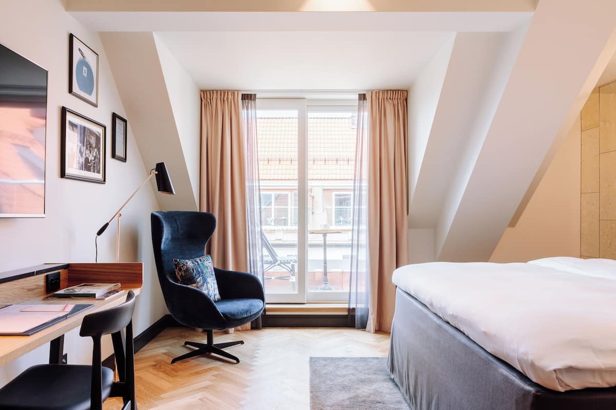 Loft Superior - balkong | Allergitestade sängkläder, minibar och värdeförvaringsskåp på rummet