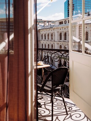 Suite (Triton) | Allergitestet sengetøy, minibar, safe på rommet og individuelt dekorert