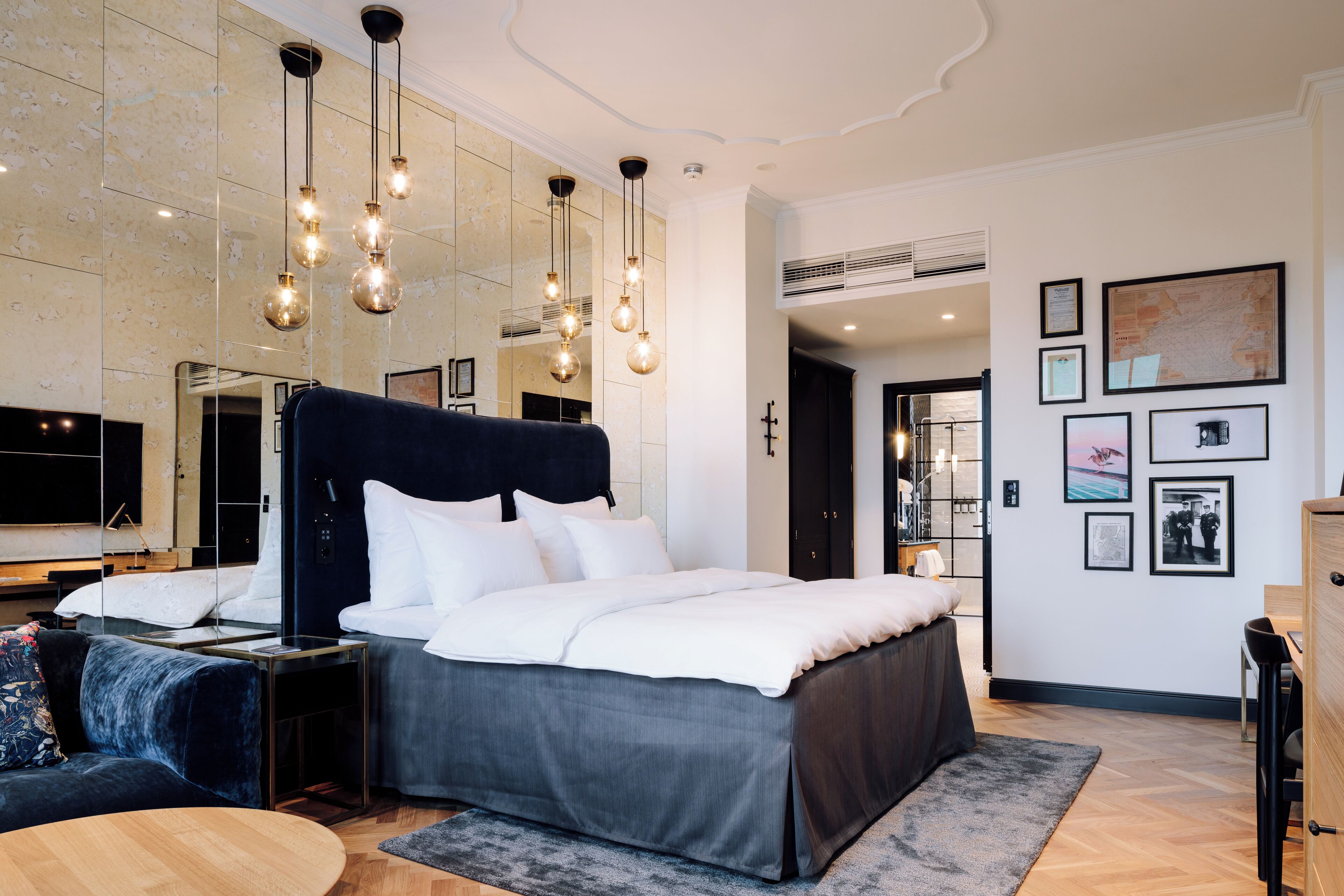 Deluxe Room | Hypo-allergenic bedding, minibar, in-room safe, individually decorated