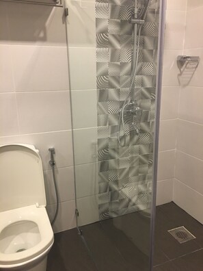 Shower, free toiletries, towels