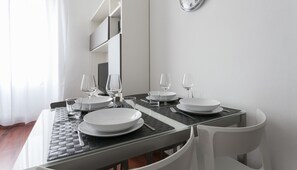 Appartamento (2 Bedrooms) | Pasti in camera