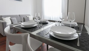 Apartment (2 Bedrooms) | Essbereich im Zimmer