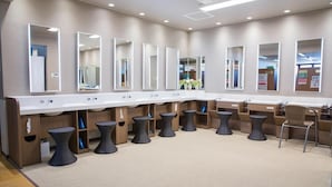 A modern bathroom with multiple sinks, mirrors, and stools. - Kur and Hotel Shinshu (Shiojiri)