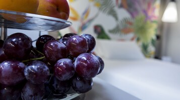 Esposizione di frutta con uva e mele.