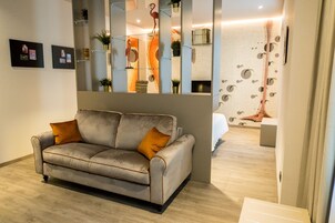 Lakosztály | Minibár, széf a szobában, íróasztal és sötétítőfüggöny