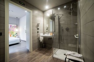 Classic Double Room | Bathroom | Shower, free toiletries, hair dryer, slippers