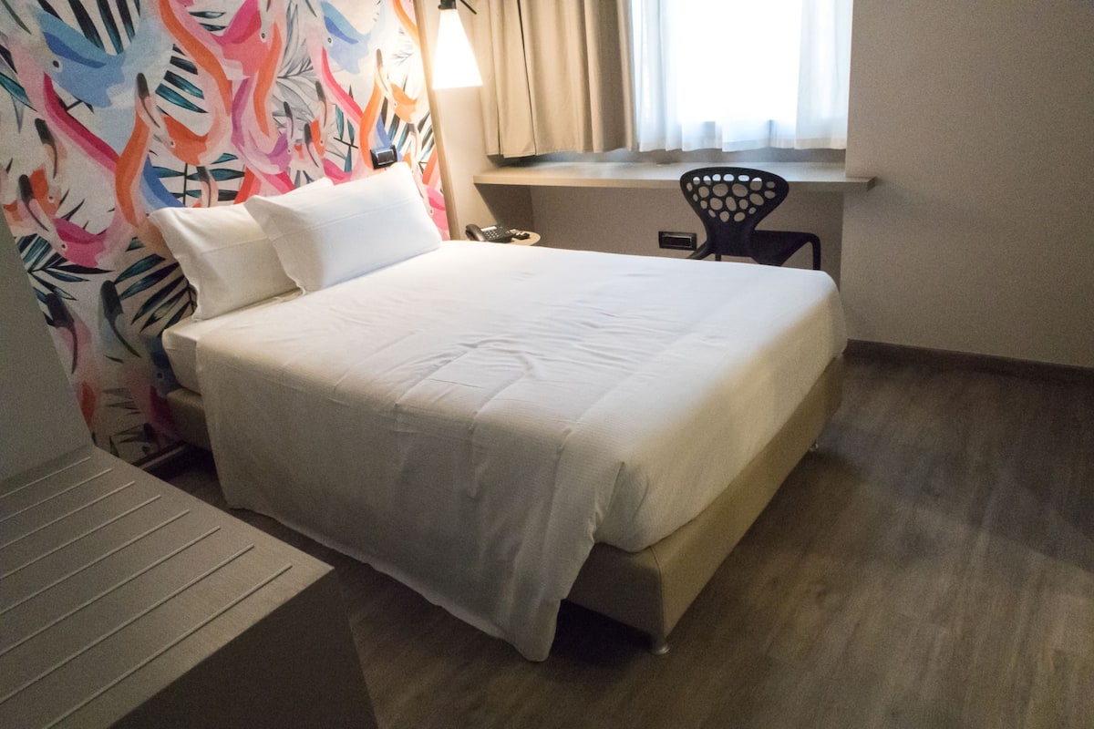 Rum - 1 dubbelsäng | Minibar, värdeförvaringsskåp på rummet och skrivbord