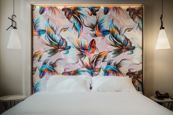 Minibar, caja de seguridad en la habitación y escritorio 