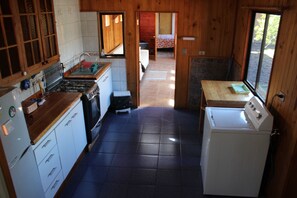 Micro-ondes, four, batterie de cuisine, vaisselle et ustensiles