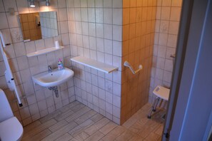Quarto casal | Banheiro | Chuveiro, secador de cabelo, toalhas de banho, sabonete