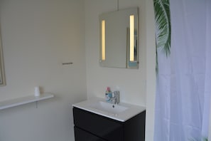 双人房 | 浴室 | 淋浴设施、吹风机、毛巾、肥皂