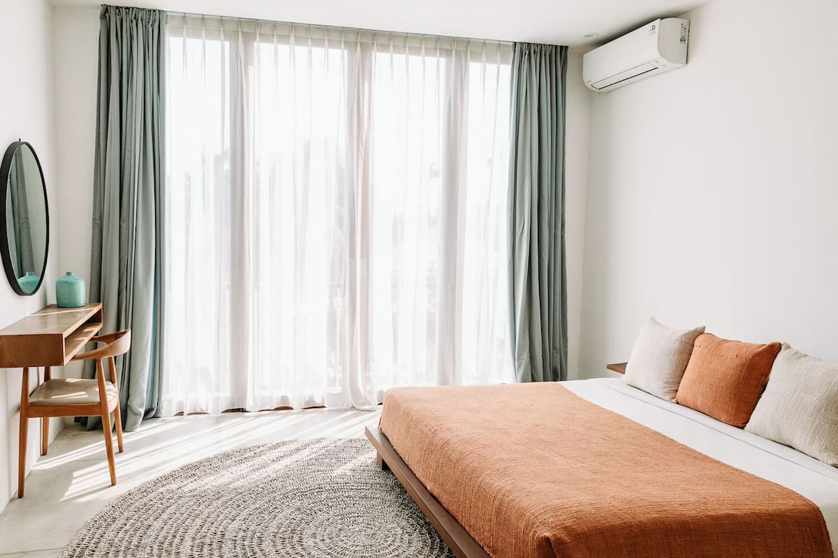 Deluxe Double Room, Non Smoking | In-room safe, desk, iron/ironing board (on request), free WiFi