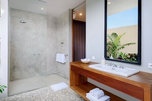 Habitació doble Deluxe, no fumadors | Bany | Combinació de dutxa i banyera i banyera profunda 