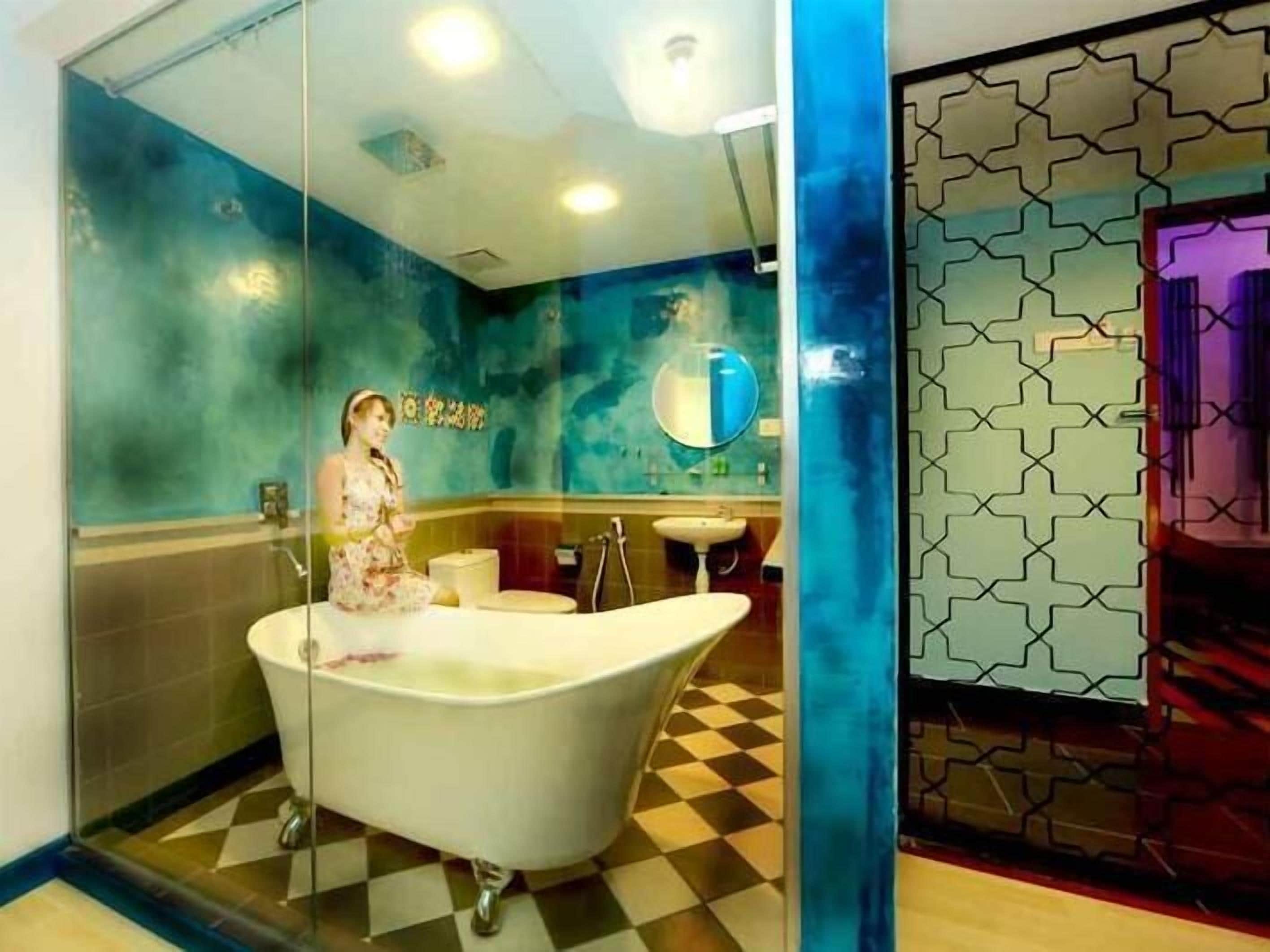 superior king room | bathroom | shower, free toiletries, towels