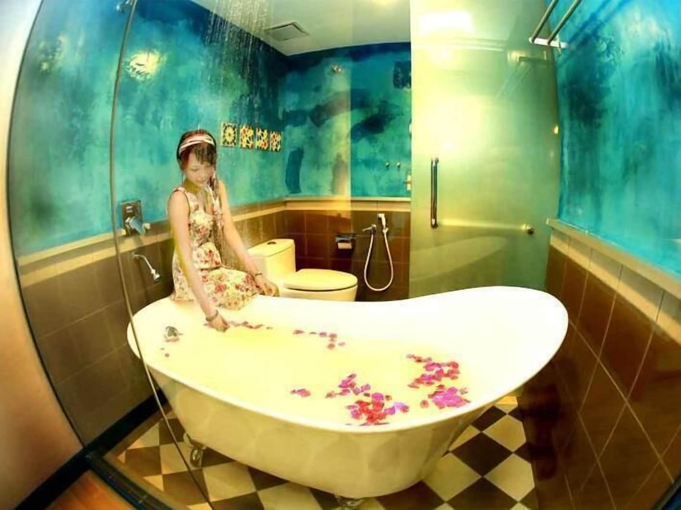 superior king room | bathroom | shower, free toiletries, towels