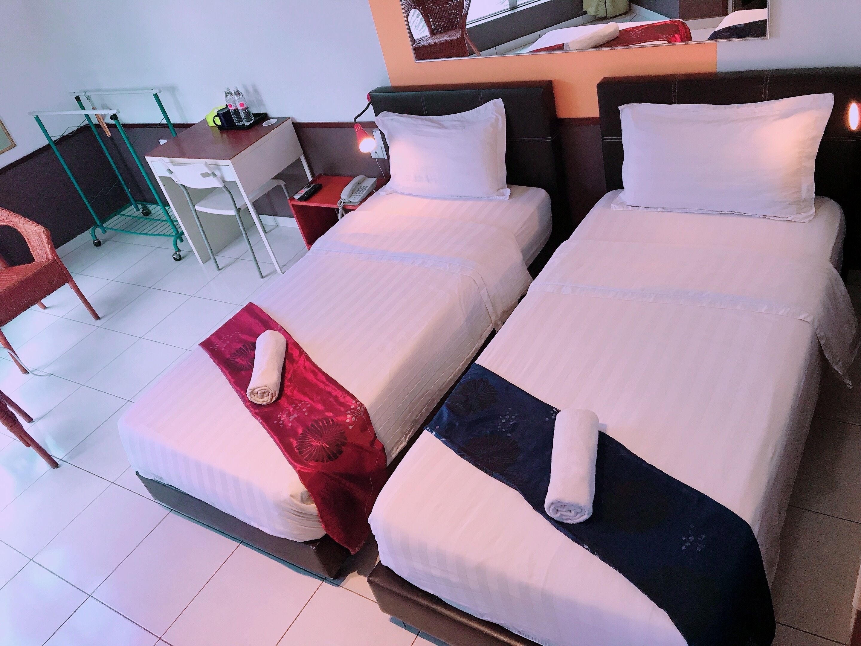 deluxe twin room | desk, iron/ironing board, free wifi, bed sheets