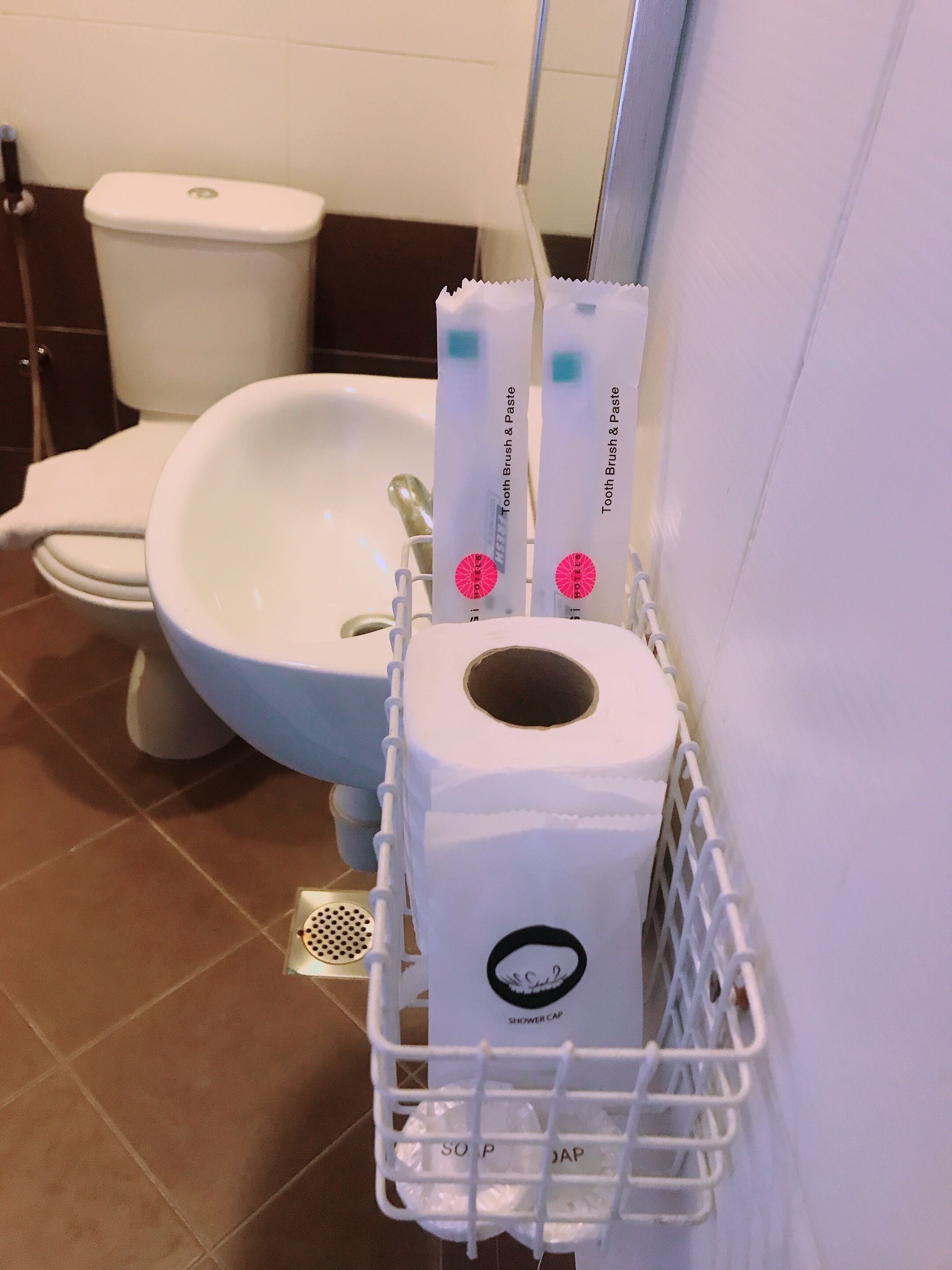 standard double room | bathroom amenities | shower, free toiletries, towels