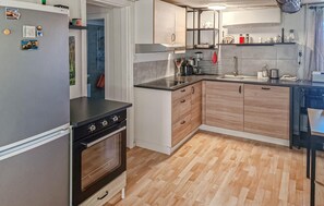 Wasserkocher mit Kaffee-/Teezubehör, Kühlschrank, Mikrowelle, Ofen