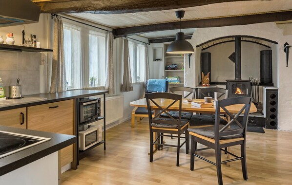 Jääkaappi, liesi, astianpesukone, kahvin-/teenkeitin