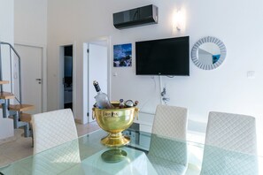 Apartment (4) | In-room safe, soundproofing, free WiFi, bed sheets