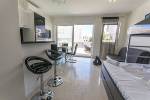 Studio – design (2) | Safe på rommet, lydisolert, wi-fi (inkludert) og sengetøy