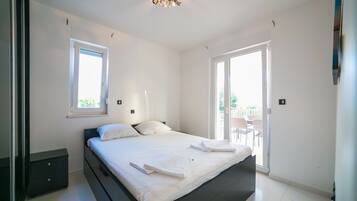 Apartment (3) | In-room safe, soundproofing, free WiFi, bed sheets