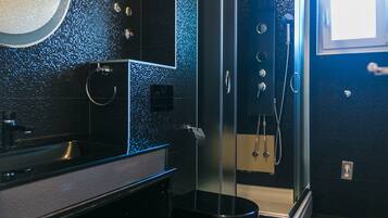 Apartment (3) | Bathroom | Shower, rainfall showerhead, hair dryer, towels