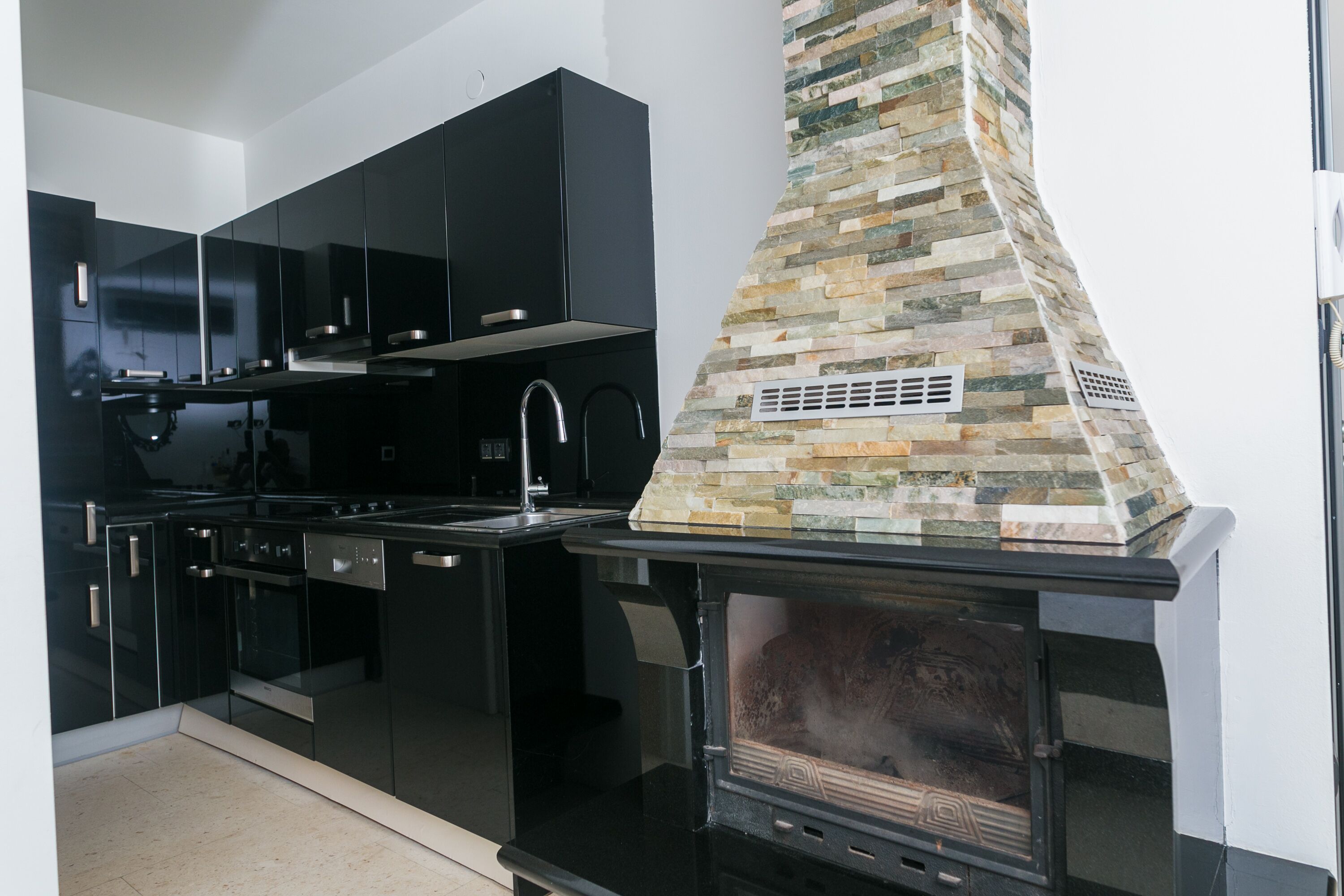 Apartment (3) | Private kitchen | Full-size fridge, microwave, oven, stovetop