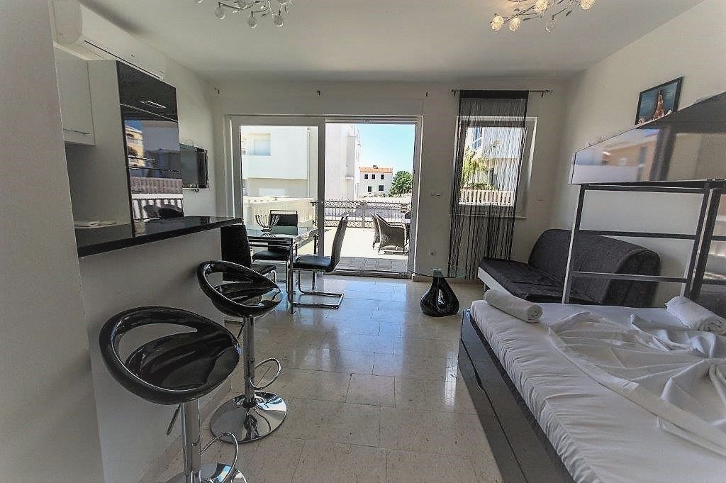 In-room safe, soundproofing, free WiFi, bed sheets