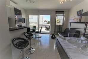 In-room safe, soundproofing, free WiFi, bed sheets - Villa Antonio (Novalja)