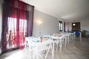 주중 현지식 아침 식사(1인당 EUR 3)