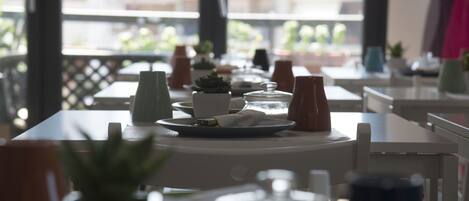 Petit déjeuner en semaine (3 EUR par personne)