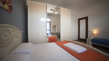 Double Room, 1 Katil Ratu (Queen), Shared Bathroom | Gebar bulu kapas, seterika/papan seterika, katil bayi/kot (percuma)